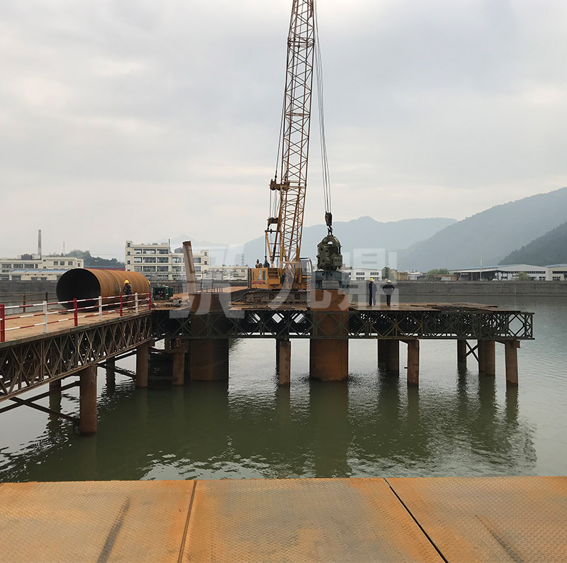 貝雷片由上、下弦桿、豎桿及斜桿焊接而成